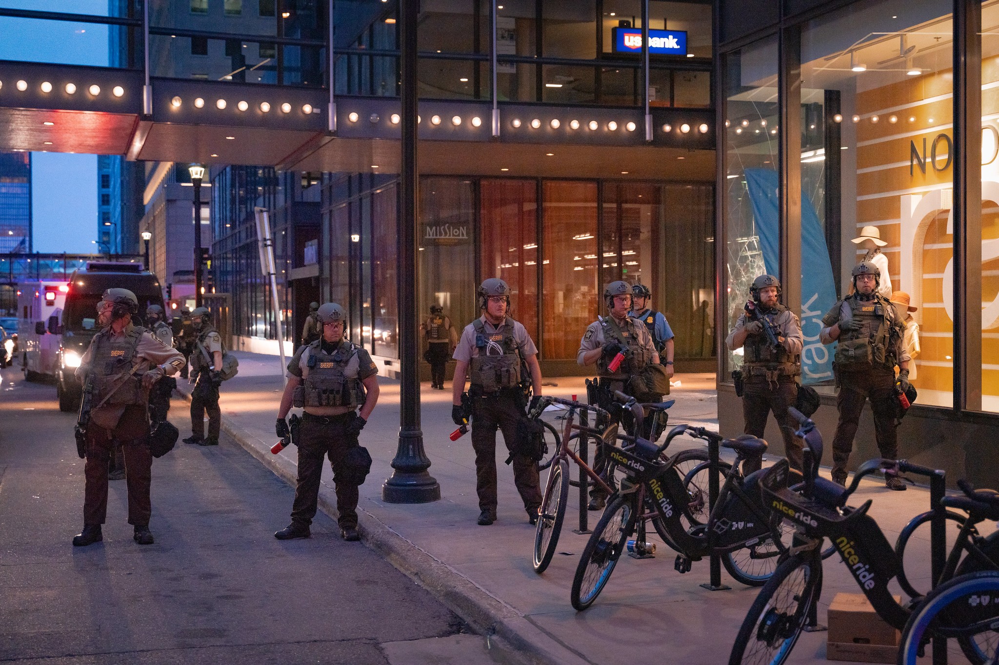 Chicago area smash-and-grab thieves hit Nordstrom twice in one day