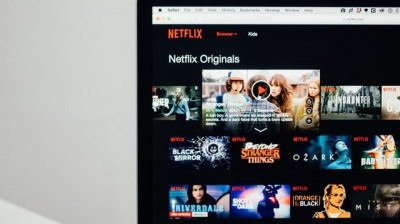 Is Netflix Crumbling?